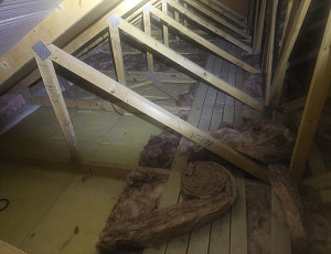 Zateplení stropu domu pomocí foukané izolace